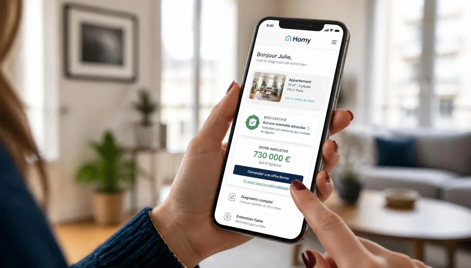 Utilisatrice consultant son offre de diagnostic immobilier certifié sur smartphone